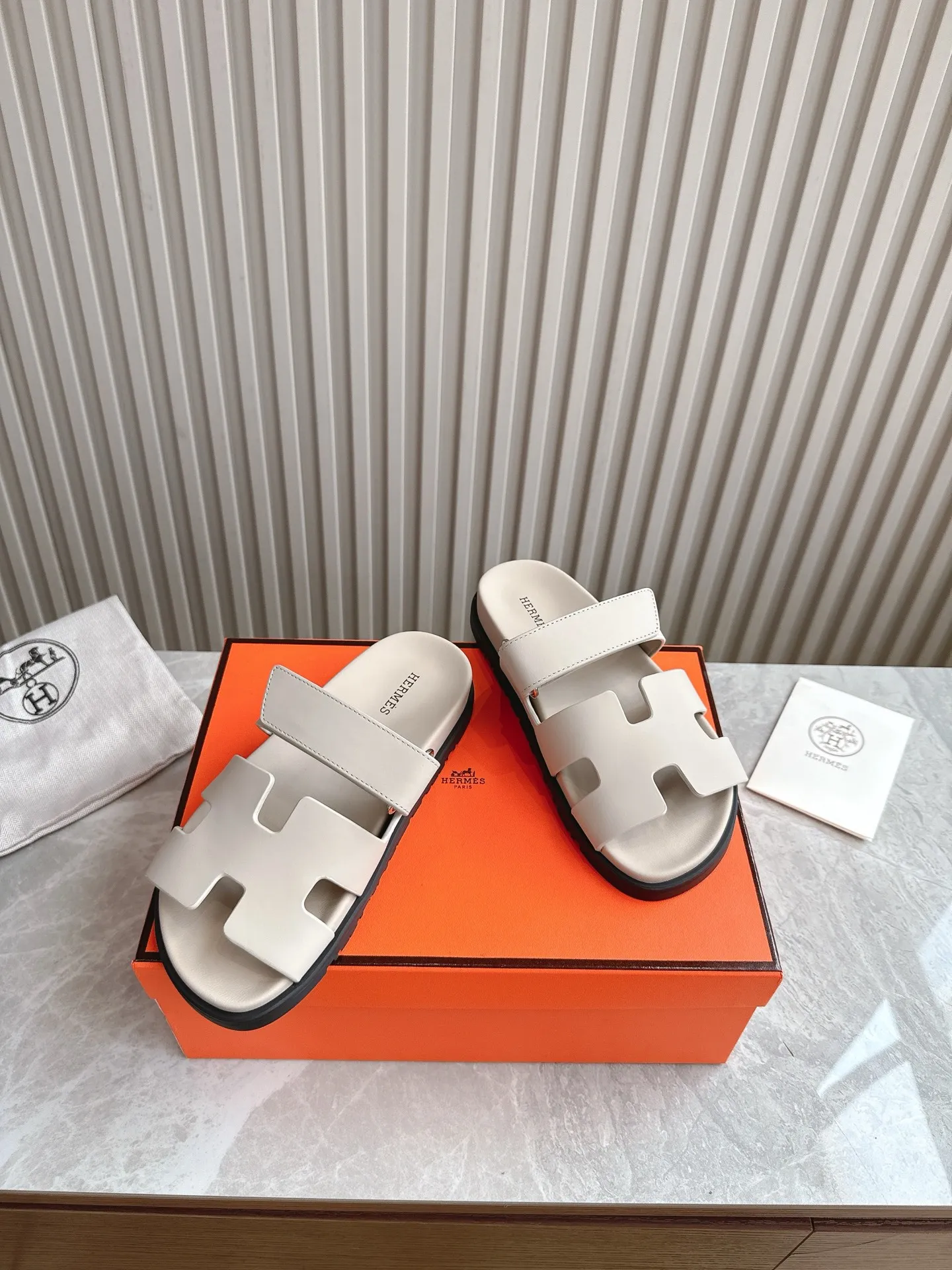 p480🐮🐮Couple model (top version) H family 2024 spring and summer new style HERMES Hermes' recently popular couple model pig nose angle sandals and slippers, paired with various colorful socks, popular. Upper: imported original deerskin (the genuine leather edging is not ordinary super migration). Lining: imported genuine leather. Outsole: Tpu non-slip and wear-resistant outsole. Size: Female 35-42 (40/42 non-returnable and non-exchangeable) Male size: 39-45 (45 non-refundable and non-exchangeable)